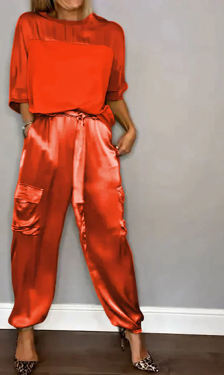 Costume deux pièces en satin lisse avec haut mi-long et pantalon mi-long pour femmes