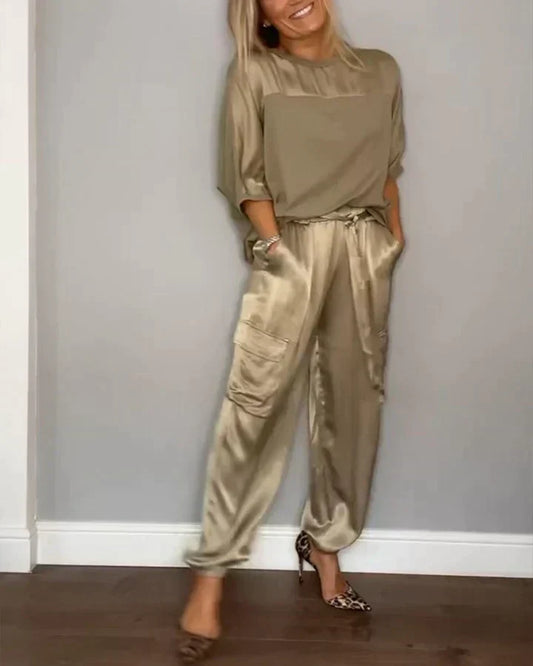 Costume deux pièces en satin lisse avec haut mi-long et pantalon mi-long pour femmes
