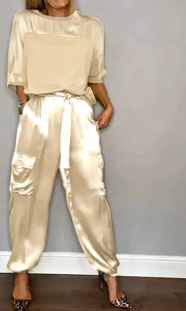 Costume deux pièces en satin lisse avec haut mi-long et pantalon mi-long pour femmes