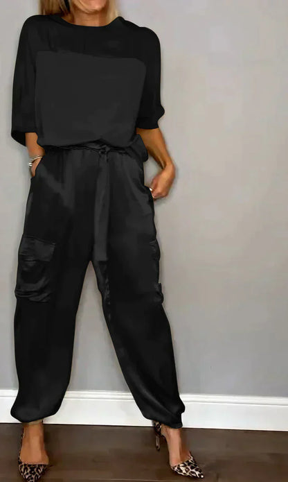 Costume deux pièces en satin lisse avec haut mi-long et pantalon mi-long pour femmes
