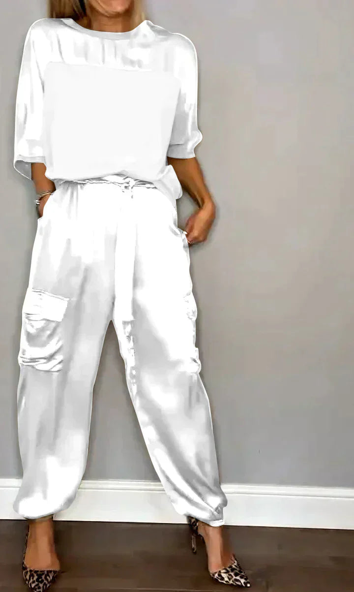 Costume deux pièces en satin lisse avec haut mi-long et pantalon mi-long pour femmes