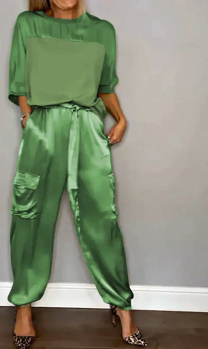 Costume deux pièces en satin lisse avec haut mi-long et pantalon mi-long pour femmes