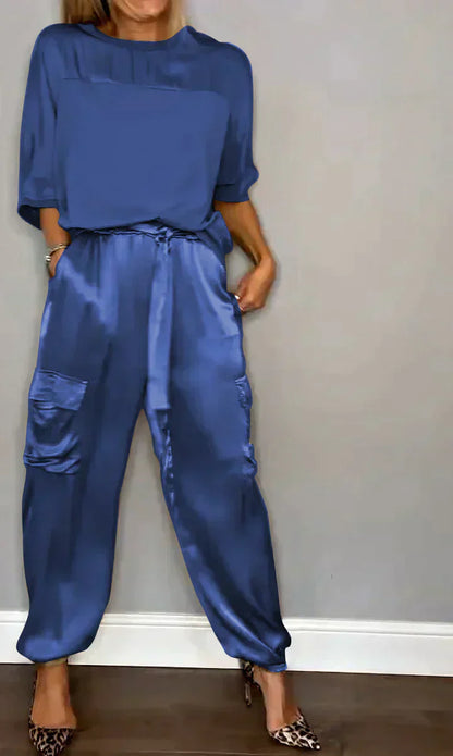 Costume deux pièces en satin lisse avec haut mi-long et pantalon mi-long pour femmes