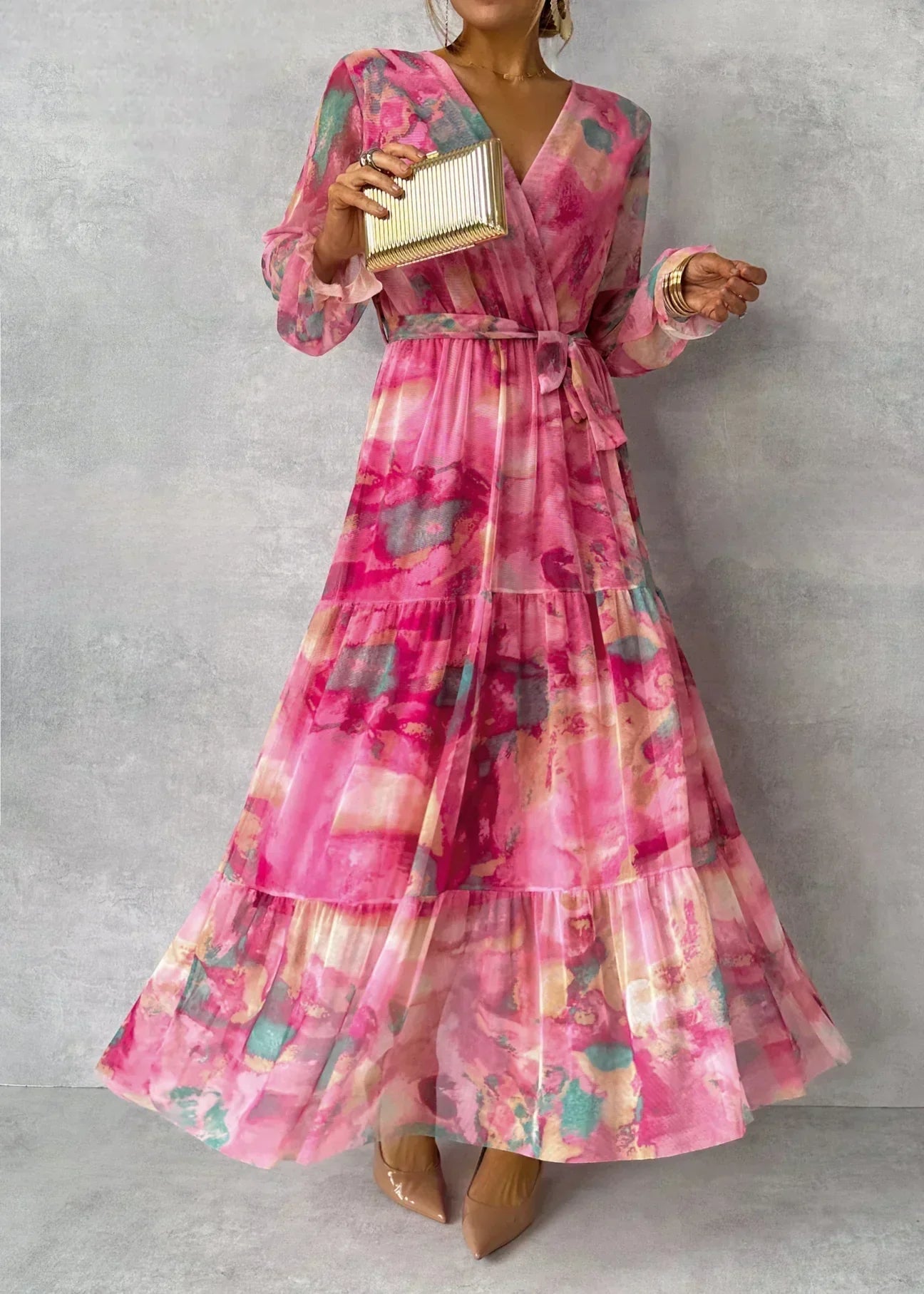 Robe d'été à manches longues dans un modèle moderne