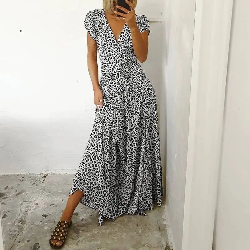 Robe longue à imprimé animalier et manches courtes pour un look moderne