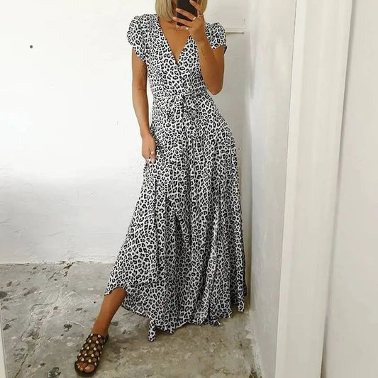Robe longue à imprimé animalier et manches courtes pour un look moderne
