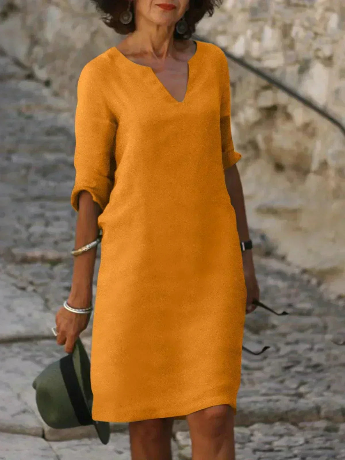 Robe élégante avec encolure en V