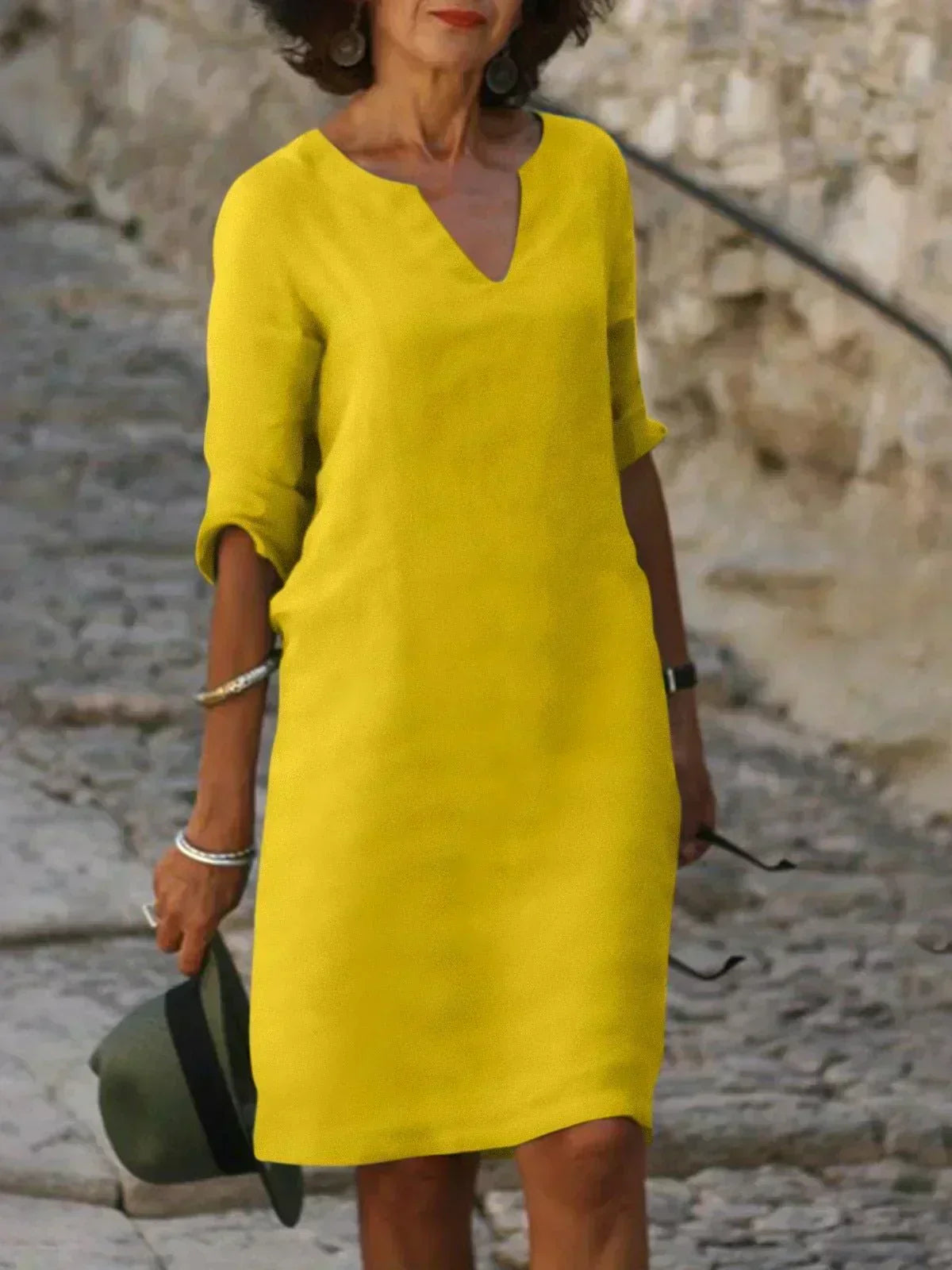 Robe élégante avec encolure en V